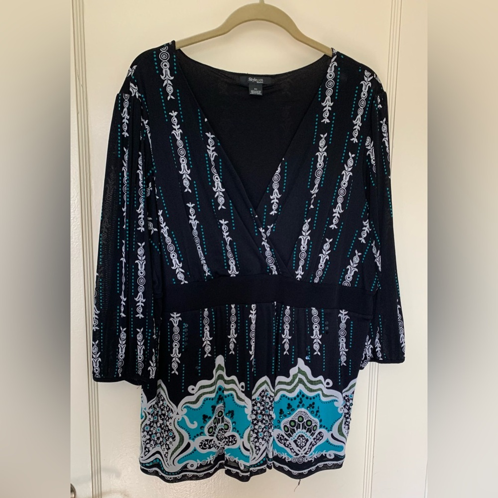 Style & Co Woman ART DECO Turquoise/Black/White V-Neck 3X Lined. 3/4 Sleeve.